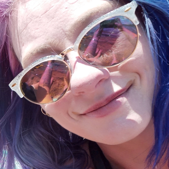 Meet your Posher, Kat - Picture 2 of 3